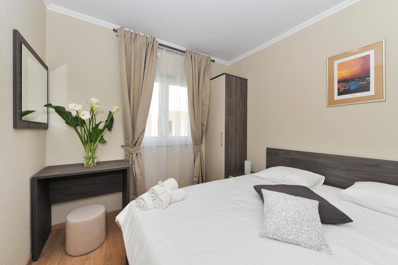 Apartmani Peric 1 Meka Draga โอเบรอควาซ ภายนอก รูปภาพ