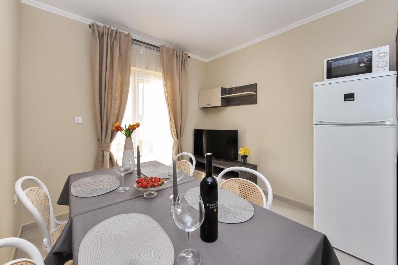 Apartmani Peric 1 Meka Draga โอเบรอควาซ ภายนอก รูปภาพ