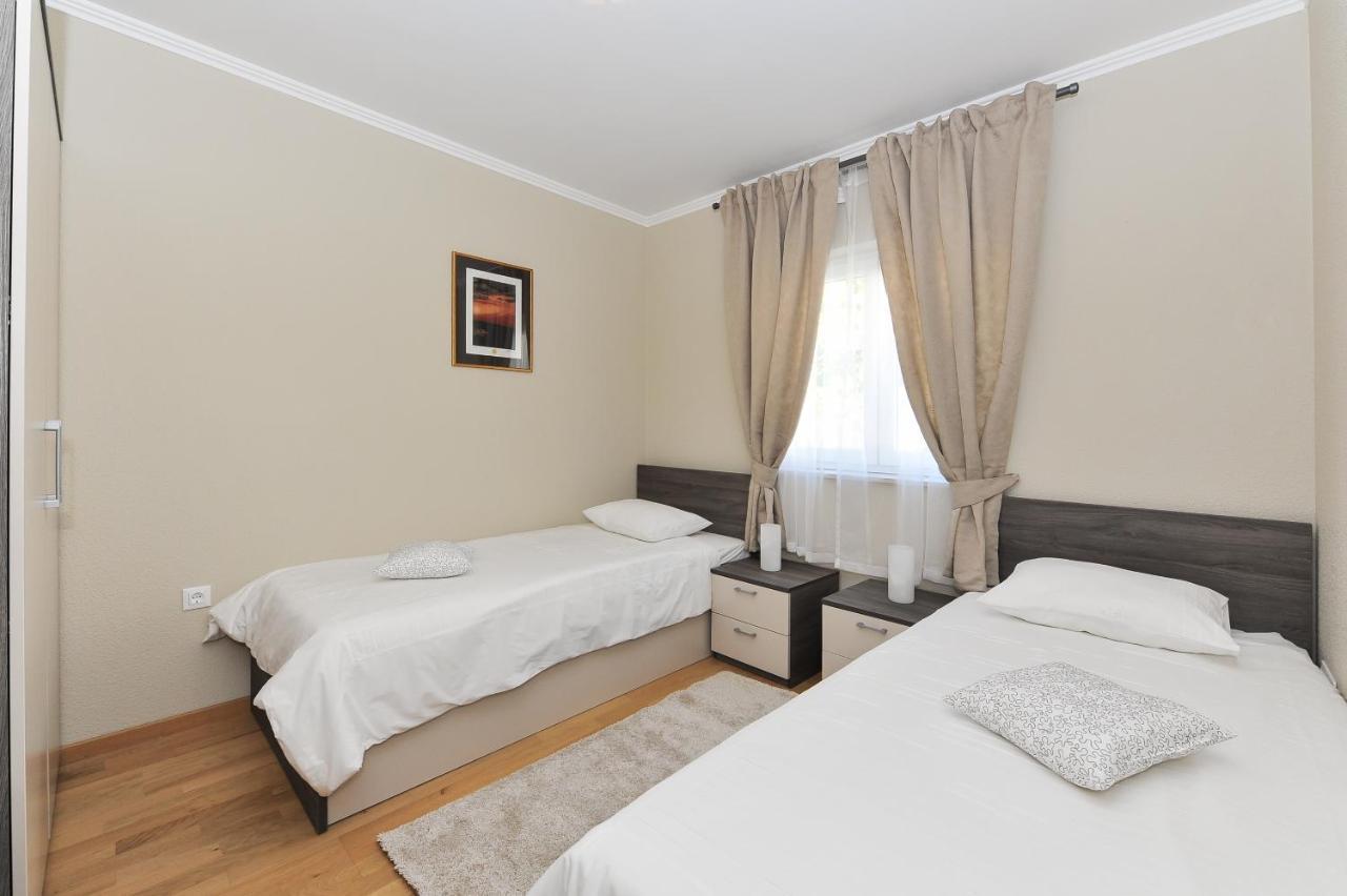 Apartmani Peric 1 Meka Draga โอเบรอควาซ ภายนอก รูปภาพ