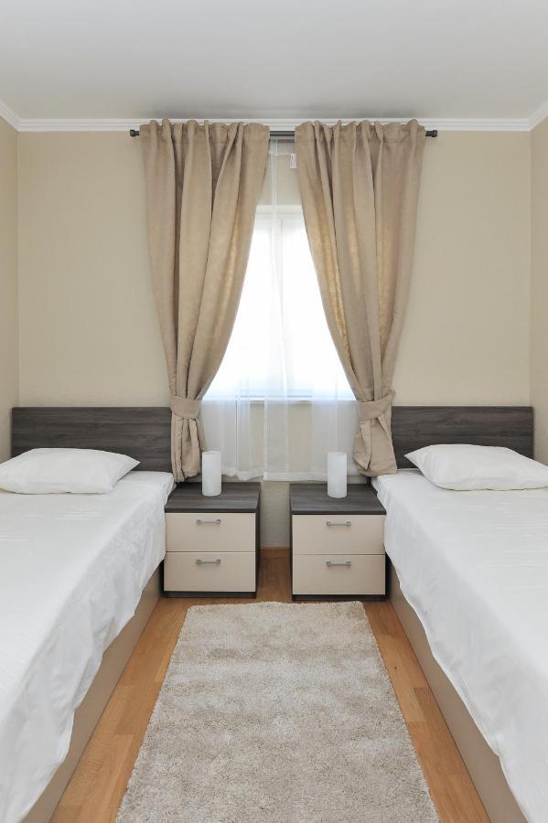 Apartmani Peric 1 Meka Draga โอเบรอควาซ ภายนอก รูปภาพ
